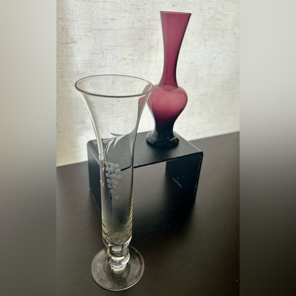 2 vintage bud vases. Amethyst 6” and 7.25” etched glass with grapes. - Picture 3 of 11